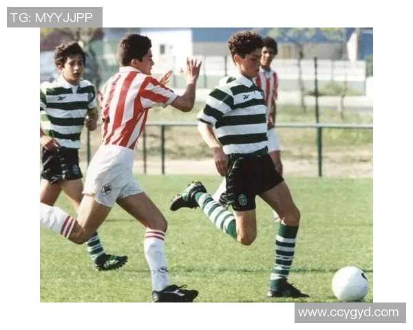 足球巨星的童年故事揭秘他们如何从稚嫩少年一步步走向辉煌舞台